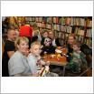 Galeria zdjęć: Halloween nie takie straszne, czyli warsztaty w międzyzdrojskiej bibliotece. Link otwiera powiększoną wersję zdjęcia.