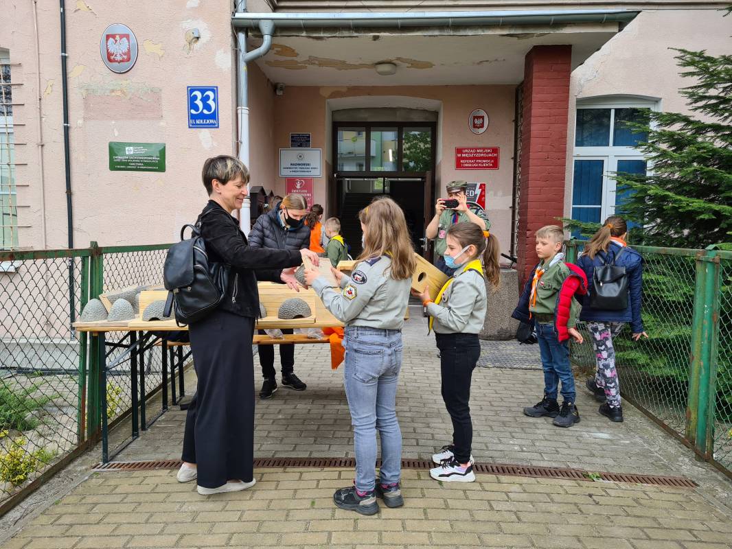 Galeria zdjęć: Zuchy rozdawały budki lęgowe dla ptaków w Międzyzdrojach . Link otwiera powiększoną wersję zdjęcia.